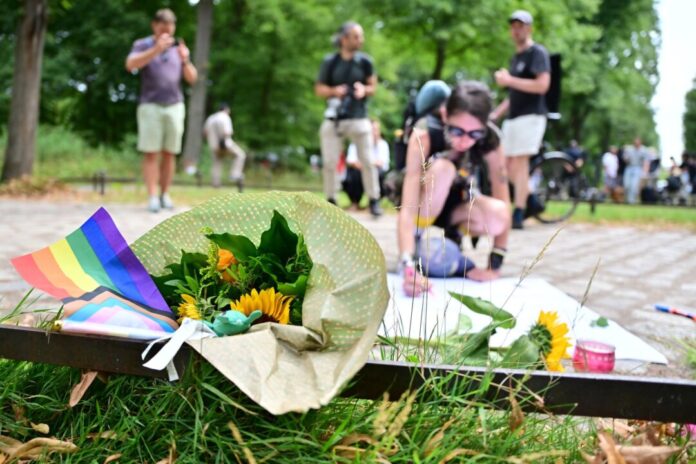 Auto rast in Menschenmenge - CSD abgebrochen Trauer und Mitgefühl sind groß.