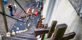 16 Jahre danach: Duisburg gedenkt der Loveparade-Opfer Auf der Treppe am Unglücksort stehen 21 Holzkreuze, für jede verstorbene Person ein Kreuz. (Archivbild)