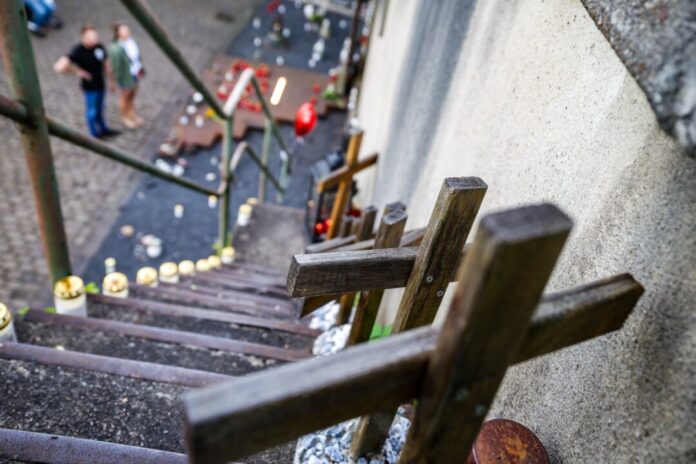 Loveparade-Katastrophe Auf der Treppe am Unglücksort stehen 21 Holzkreuze, für jede verstorbene Person ein Kreuz. (Archivbild)