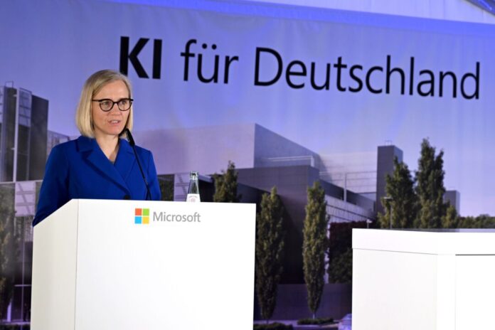 Microsoft-Deutschlandchefin Agnes Heftberger Microsoft-Deutschlandchefin Agnes Heftberger beim Spatenstich für eins der drei bereits bekannten KI-Rechenzentren von Microsoft im Rheinischen Revier im März. (Archivbild)