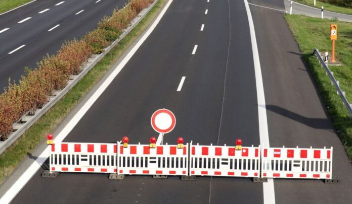 Autobahnsperrung Der Autoverkehr könnte in NRW am Wochenende stark beeinträchtigt sein. (Symbolbild)
