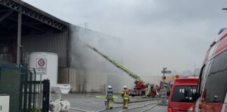 Plastikmüll brennt auf Recyclinghof – große Rauchwolke Feuerwehrleute im Einsatz beim Duisburger Recyclinghof.