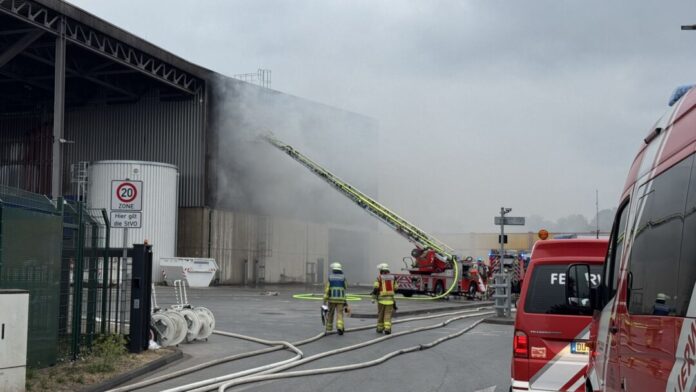Brand auf Recyclinghof Feuerwehrleute im Einsatz beim Duisburger Recyclinghof.