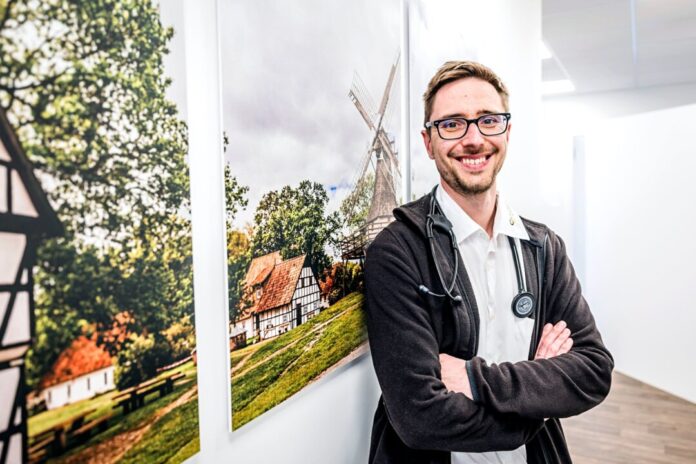 Quotenlandärzte in Nordrhein-Westfalen Mehr als 1.100 angehende Hausärztinnen und Hausärzte sind in NRW durch die Landarztquote verpflichtet. (Archivbild)