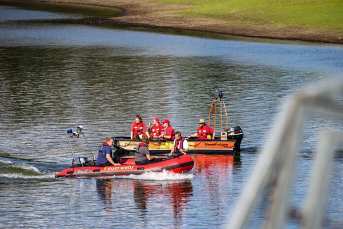 Suche nach vermisster Person in Wuppertalsperre DLRG und Feuerwehr suchen nach der vermissten Person.