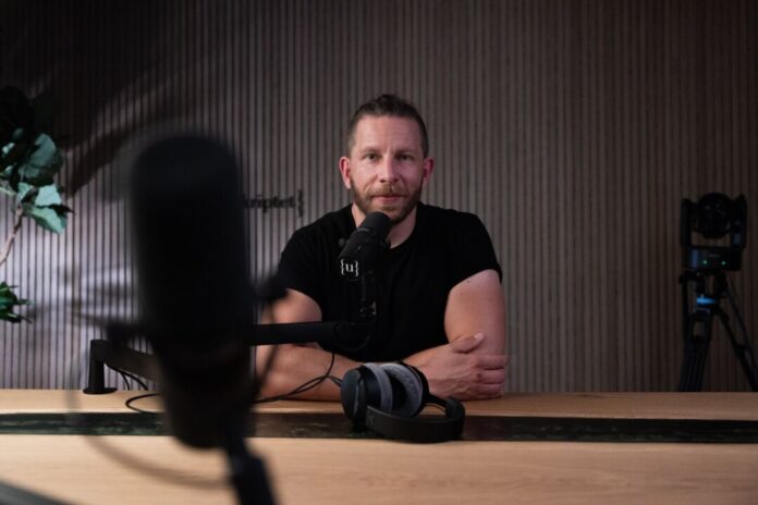 Podcaster Ben Berndt Berndt nimmt mitunter zwei Podcasts an einem Tag in seinem Studio in einem Kölner Vorort auf (Archivbild).