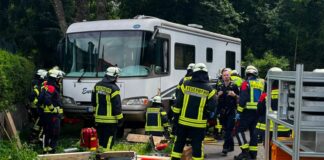 59-Jähriger wird unter seinem Wohnmobil eingeklemmt Ein Mann ist bei Reparaturarbeiten an den Bremsen unter seinem Wohnmobil eingeklemmt worden.