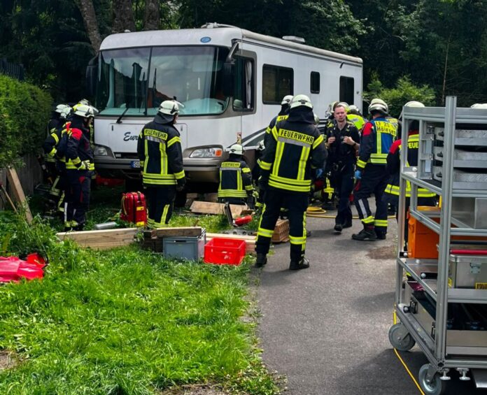 Person unter Wohnmobil eingeklemmt Ein Mann ist bei Reparaturarbeiten an den Bremsen unter seinem Wohnmobil eingeklemmt worden.