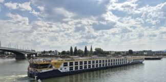 Hotelschiff fährt sich auf Rhein fest, Fähre fällt aus Das Schiff ist 135 Meter lang und steht quer auf dem Rhein.