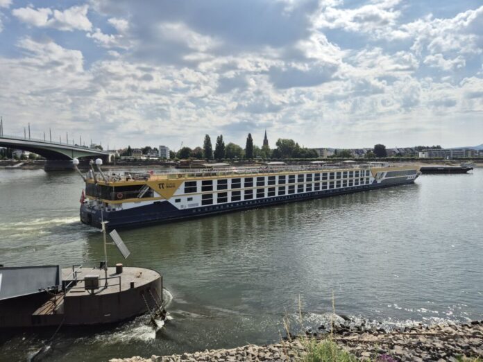 Hotelschiff festgefahren auf Sandbank Das Schiff ist 135 Meter lang und steht quer auf dem Rhein.