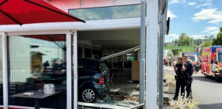 Auto kracht in Café: zwei Frauen entkommen nur knapp Ein Auto ist in das Fenster einer Bäckerei gekracht und hat nur knapp Gäste verfehlt.