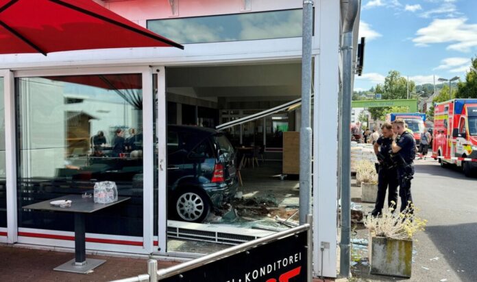 Auto kracht in Bäckerei - Gäste unverletzt Ein Auto ist in das Fenster einer Bäckerei gekracht und hat nur knapp Gäste verfehlt.