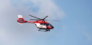 Mit Motorrad überschlagen – Mann lebensgefährlich verletzt Mit einem Hubschrauber wird der Motorradfahrer in eine Klinik geflogen. (Symbolbild)