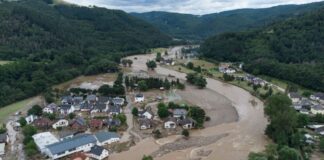 BUND-Umfrage: Hochwasserschutz für viele unzureichend Das Hochwasser im Juli 2021 kostete mehr als 180 Menschenleben. (Archivbild)