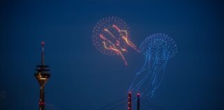Rheinkirmes mit 1.200 Drohnen, Feuerwerk und mehr Besuchern Die Drohnenshow gehörte zu den Höhepunkten der Kirmes.