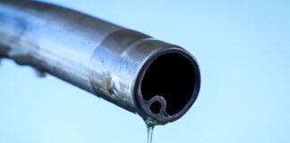 So viel teurer tankt es sich an der Autobahn Fürs Tanken von der Autobahn abfahren lohnt sich, sagt der ADAC. (Symbolbild)