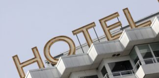 Rewe-Reisekonzern übernimmt komplett Rostocker Hotelgruppe Das Hotel «Neptun» am Ostseebad Rostock-Warnemünde hatte 1971 den Betrieb aufgenommen. (Archivbild)