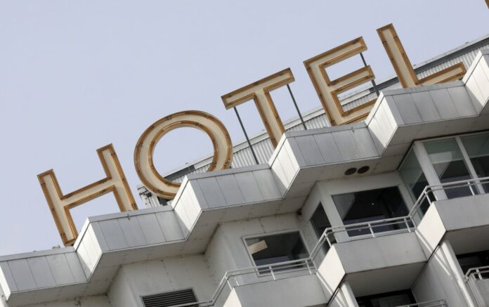 Hotel «Neptun» Das Hotel «Neptun» am Ostseebad Rostock-Warnemünde hatte 1971 den Betrieb aufgenommen. (Archivbild)