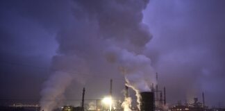 Niedrige Pegelstände: Stahlfirma stoppt eigene Schifffahrt Blick auf die Kokerei Schwelgern von Thyssenkrupp Steel Europa am Ufer des Rheins.