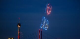 Rheinkirmes: 1.200 Drohnen und Feuerwerk am Abendhimmel Die Drohnenshow ging direkt in ein rund 20-minütige Feuerwerk über.