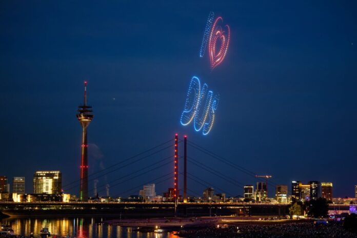 Feuerwerk bei der Rheinkirmes Die Drohnenshow ging direkt in ein rund 20-minütige Feuerwerk über.
