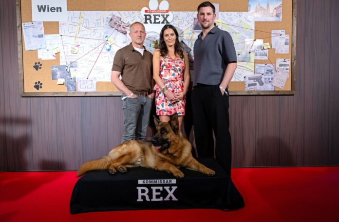 «Kommissar Rex» Schäferhund und Schauspielstars - von links nach rechts: Maximilian Brückner, Doris Golpashin und Ferdinand Seebacher aus der Serie «Kommissar Rex». (Archivbild)