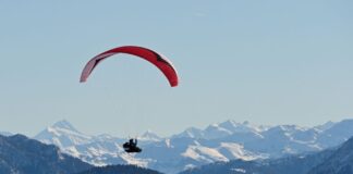 Paragleitunfälle in den Alpen – Deutsche und Italiener tot Gleitschirmfliegen ist besonders im Sommer ein beliebter Sport. (Symboldbild)