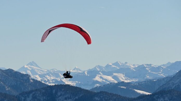 Paraglider in den Alpen Gleitschirmfliegen ist besonders im Sommer ein beliebter Sport. (Symboldbild)