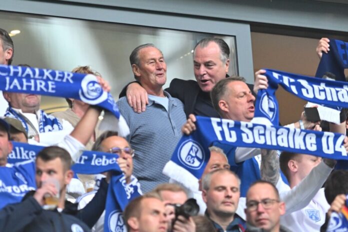 FC Schalke 04 - Eintracht Braunschweig Huub Stevens (links) und Clemens Tönnies (beide oben Mitte) verzichteten darauf, sich ins Schalker Ehrenpräsidium wählen zu lassen. (Archivbild)