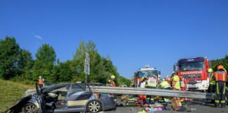 Leitplanke durchbohrt Auto: Deutsche in Österreich tot Zwei Männer starben in diesem Wrack, eine Frau wurde schwer verletzt.