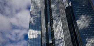 Durchsuchungen bei der Deutschen Bank Ermittler durchsuchen Deutsche Bank in Frankfurt. (Archivbild)