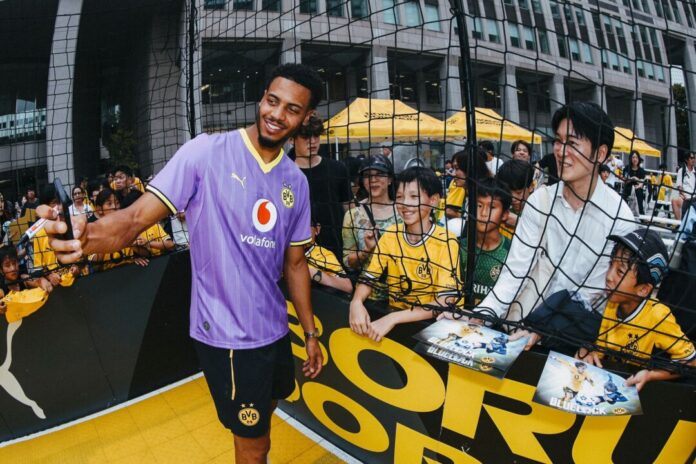 Borussia Dortmund präsentiert lila Ausweichtrikot Nationalspieler Felix Nmecha und Co. tragen in der kommenden Saison ein Ausweichtrikot in der Farbe Lila.