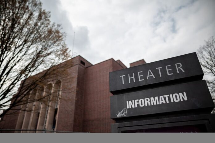 Theater Mönchengladbach Das Gemeinschaftstheater Krefeld und Mönchengladbach soll ab der Spielzeit 28/29 vom bisherigen Schauspieldirektor Christoph Roos geleitet werden. Der designierte Generalintendant versprach dem Publikum nach seiner Wahl weiterhin «lebendiges und aufregendes Theater». (Archivbild)