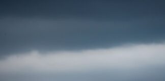 Viele Wolken, etwas Regen, 29 Grad Dunkle Wolken ziehen über ein Weizenfeld. Die neue Woche startet bewölkt bei 29 Grad.