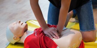 Schulministerium beschafft tausende Reanimationspuppen Ein Schüler trainiert eine Herzdruckmassage an einer Übungspuppe (Symbolbild)