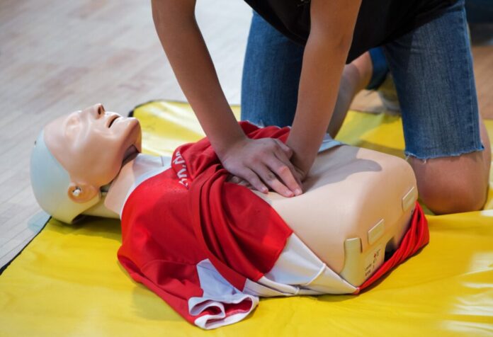 Reanimationspuppen für Schulen Ein Schüler trainiert eine Herzdruckmassage an einer Übungspuppe (Symbolbild)
