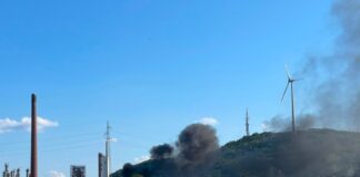 Feuer auf Raffinerie-Gelände sorgt für schwarze Rauchwolke Ein Feuer auf einem Raffinerie-Gelände im Gelsenkirchener Stadtteil Scholven sorgt für eine starke Rauchentwicklung.