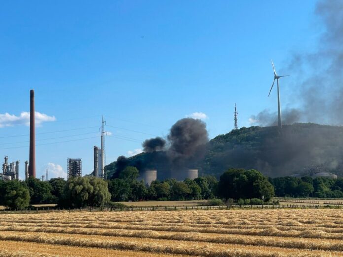 Brand auf Industriegelände Ein Feuer auf einem Raffinerie-Gelände im Gelsenkirchener Stadtteil Scholven sorgt für eine starke Rauchentwicklung.