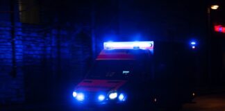 Autofahrer stirbt bei Unfall nahe Köln – A555 gesperrt Der verletzte Beifahrer wurde in ein Krankenhaus gebracht. (Symbolbild)
