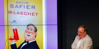 Armin Laschet erlebt sich bei Lesung selbst als «00-Laschet» Armin Laschet las selbst aus «00-Laschet» - einem Buch, in dem er als etwas tölpelhafter Spion dargestellt wird.
