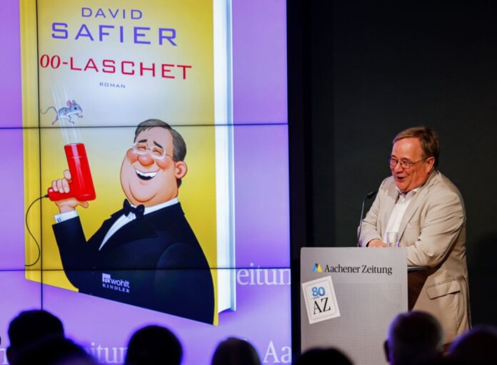 Lesung mit Armin Laschet und Autor David Safier Armin Laschet las selbst aus «00-Laschet» - einem Buch, in dem er als etwas tölpelhafter Spion dargestellt wird.