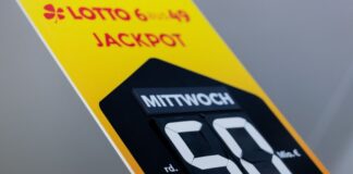Hoher Jackpot lockt – stehen die Chancen wirklich besser? Plakate in den Lotto-Annahmestellen weisen seit über sieben Wochen auf den mit 50 Millionen Euro gefüllten Jackpot hin. (Archivbild)