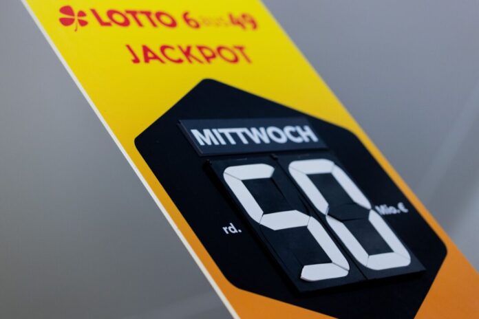 Lotto Plakate in den Lotto-Annahmestellen weisen seit über sieben Wochen auf den mit 50 Millionen Euro gefüllten Jackpot hin. (Archivbild)