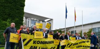 Städte schlagen Alarm: «Wir sind in einer dramatischen Lage» Vertreter mehrerer Städte und Kommunen demonstrieren mit Schildern und Bannern für finanzielle Unterstützung in Berlin.
