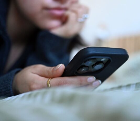 Junge im Krankenhaus: Polizei warnt vor «Blackout-Challenge» Die Polizei warnt vor gefährlichen Social-Media-Trends. (Symbolbild)