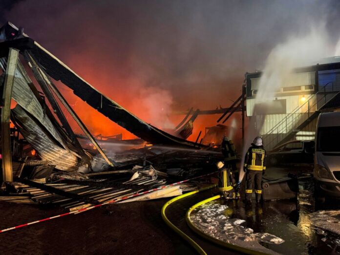 Brand in Industriegebiet in Wassenberg Feuerwehrkräfte sind mit Löscharbeiten beschäftigt.