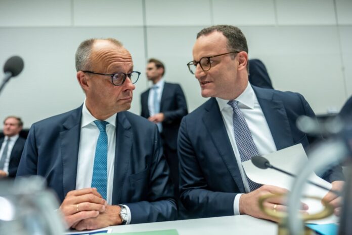 Friedrich Merz und Fraktionschef Jens Spahn Kann sich Jens Spahn als Chef der Unionsbundestagsfraktion halten? Die CDU in Merz' Heimat Brilon fordert seinen Rücktritt. (Archivbild)