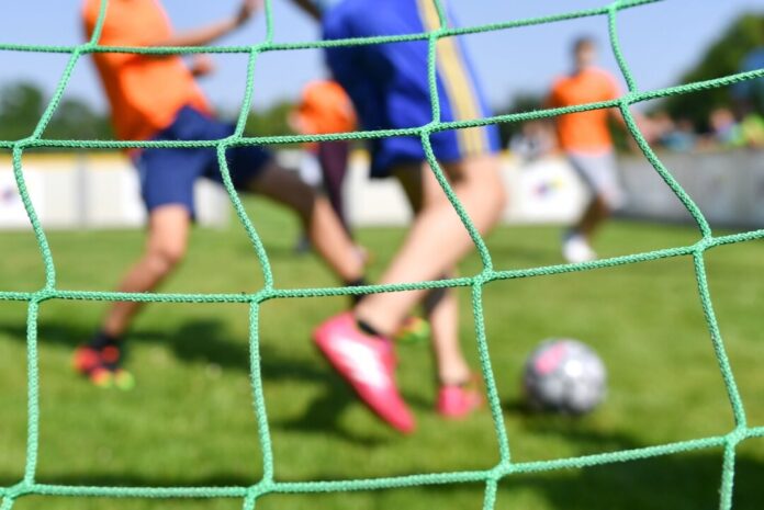 Kinder spielen Fußball Nur jeder fünfte ganz junge Mensch in NRW, dem finanzielle Hilfen für die Mitgliedschaft in einem Sportverein zustehen, ruft das Geld auch ab. (Archivbild)