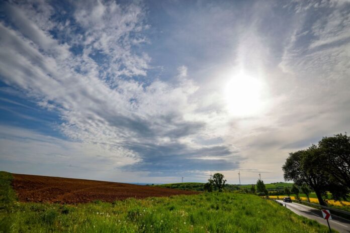 Wetter in Nordrhein-Westfalen Samstag werden Temperaturen bis 33 Grad erwartet (Symbolbild)