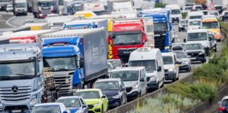Reisende stehen zum Ferienauftakt länger im Stau als 2025 Da ist nur Schrittgeschwindigkeit möglich - wenn überhaupt. Blick auf einen Stau in NRW. (Archivbild)